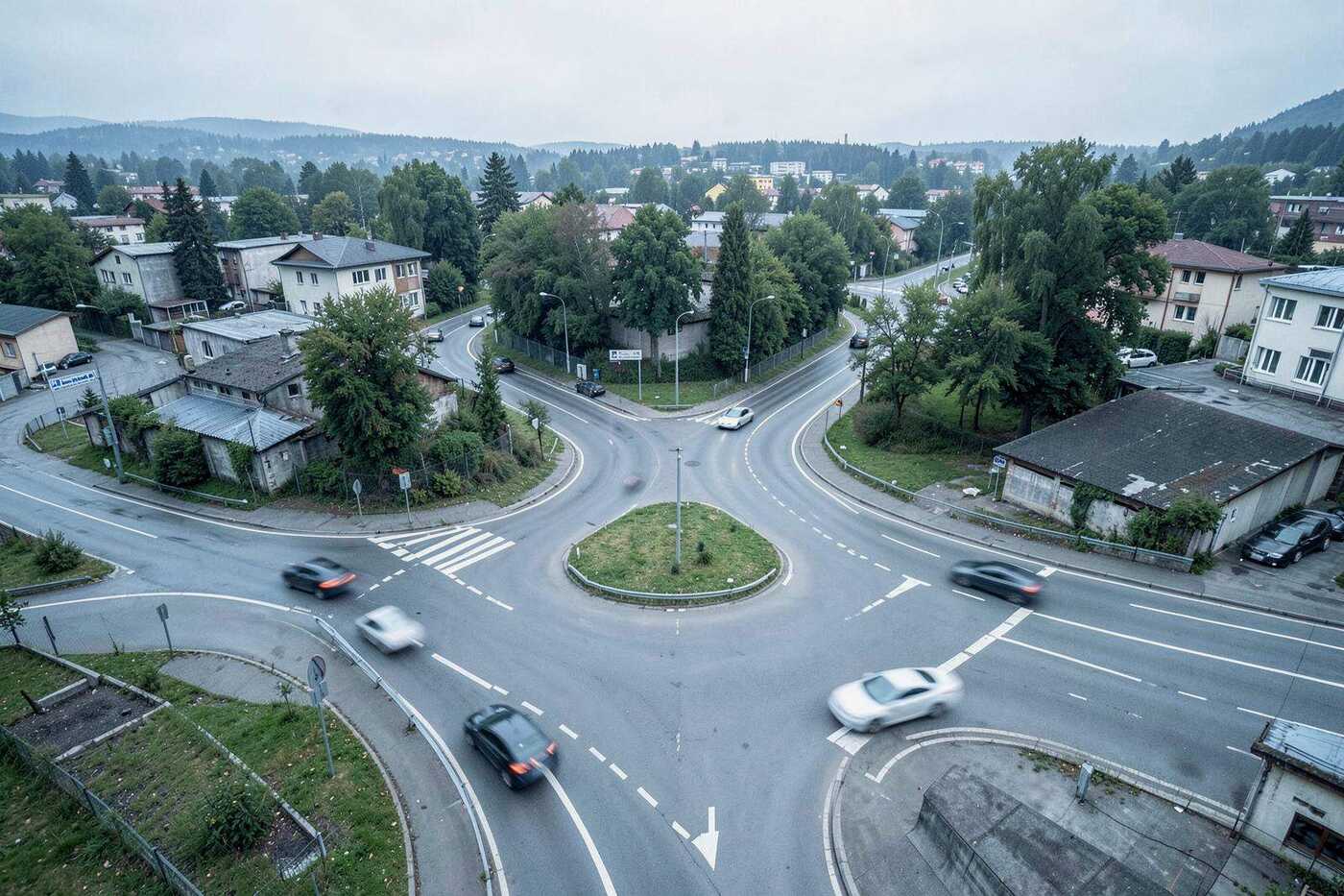 Pohľad zhora na štvorramennú križovatku s premávkou